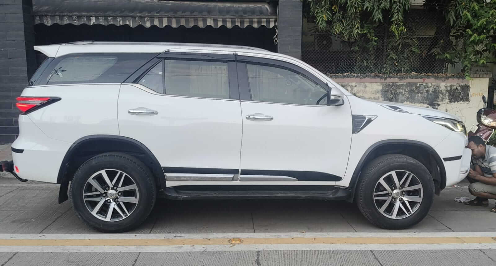 Fortuner car rental in Mumbai (7)